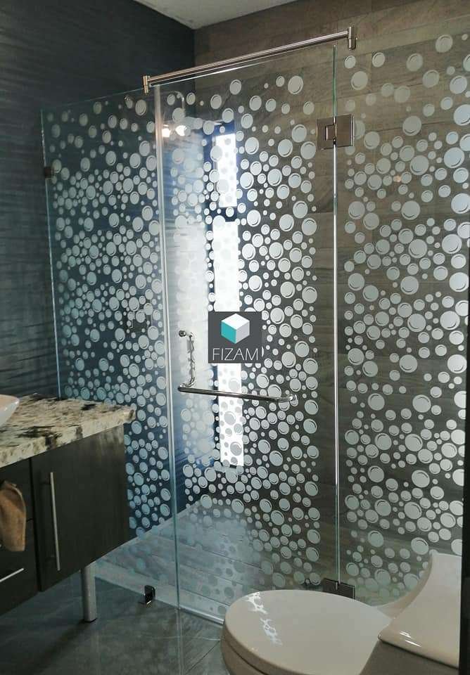 Cancel abatible de cristal para baño, instalado por FIZAM