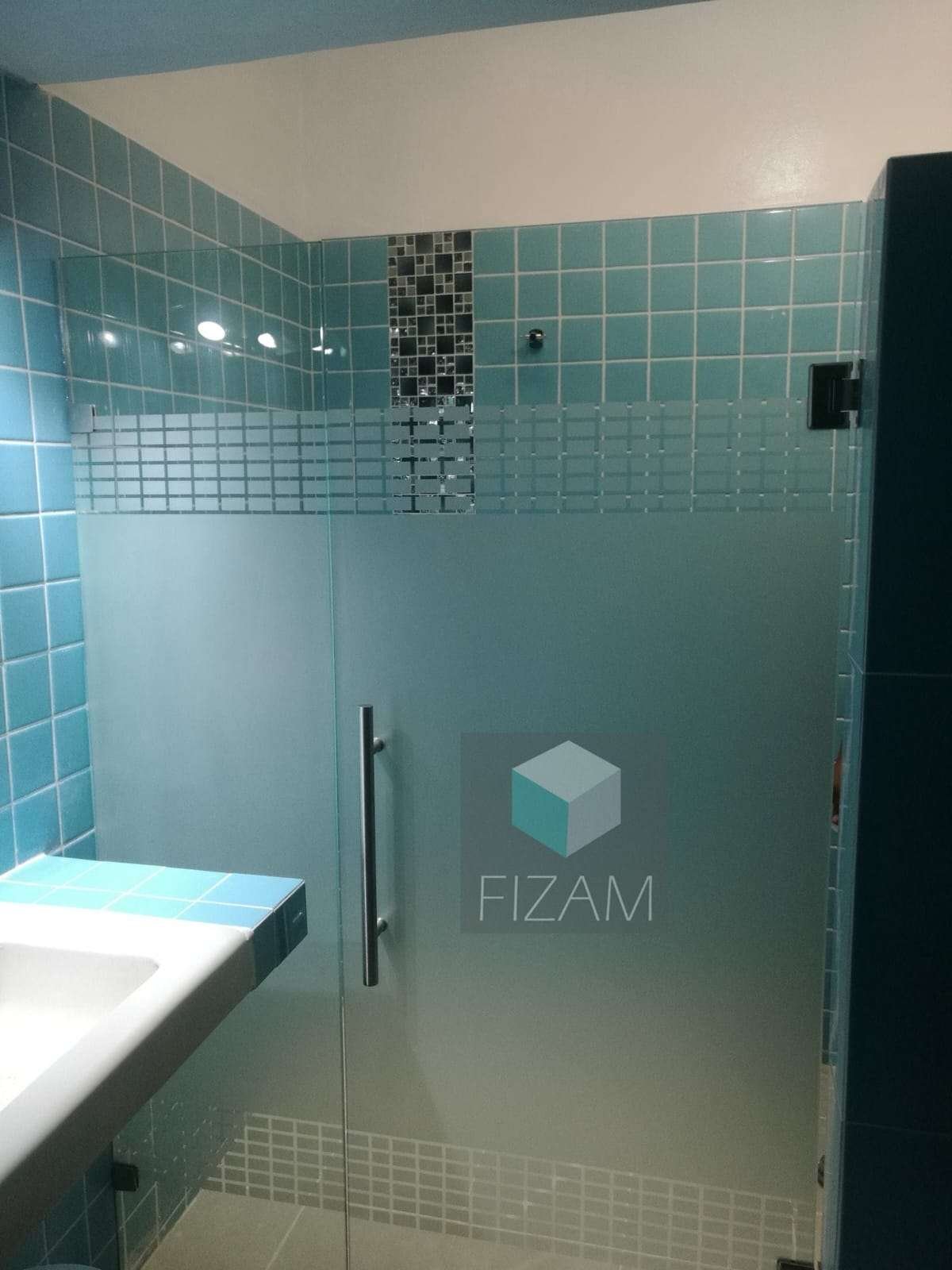 Cancel de cristal para baño con puerta abatible, instalado por FIZAM